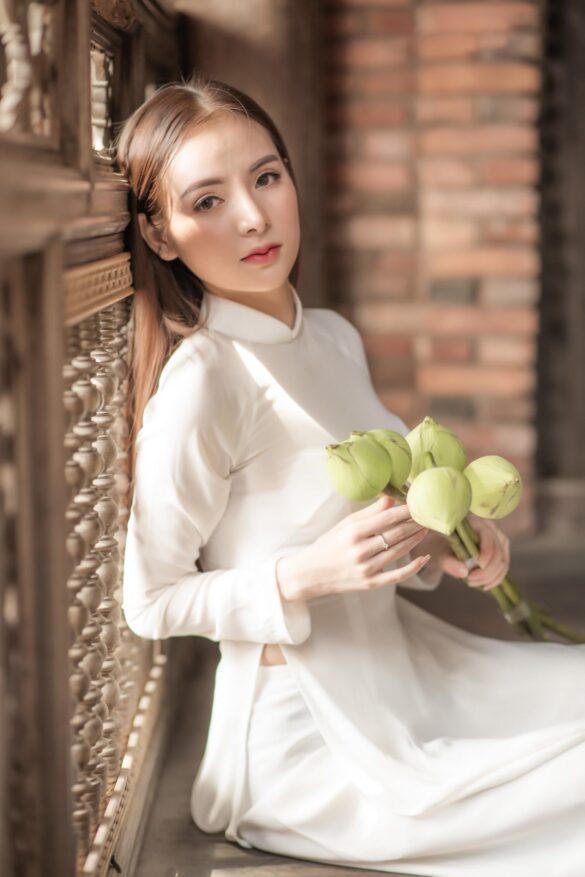 Ảnh người con gái Việt mặc áo dài trắng và hoa sen