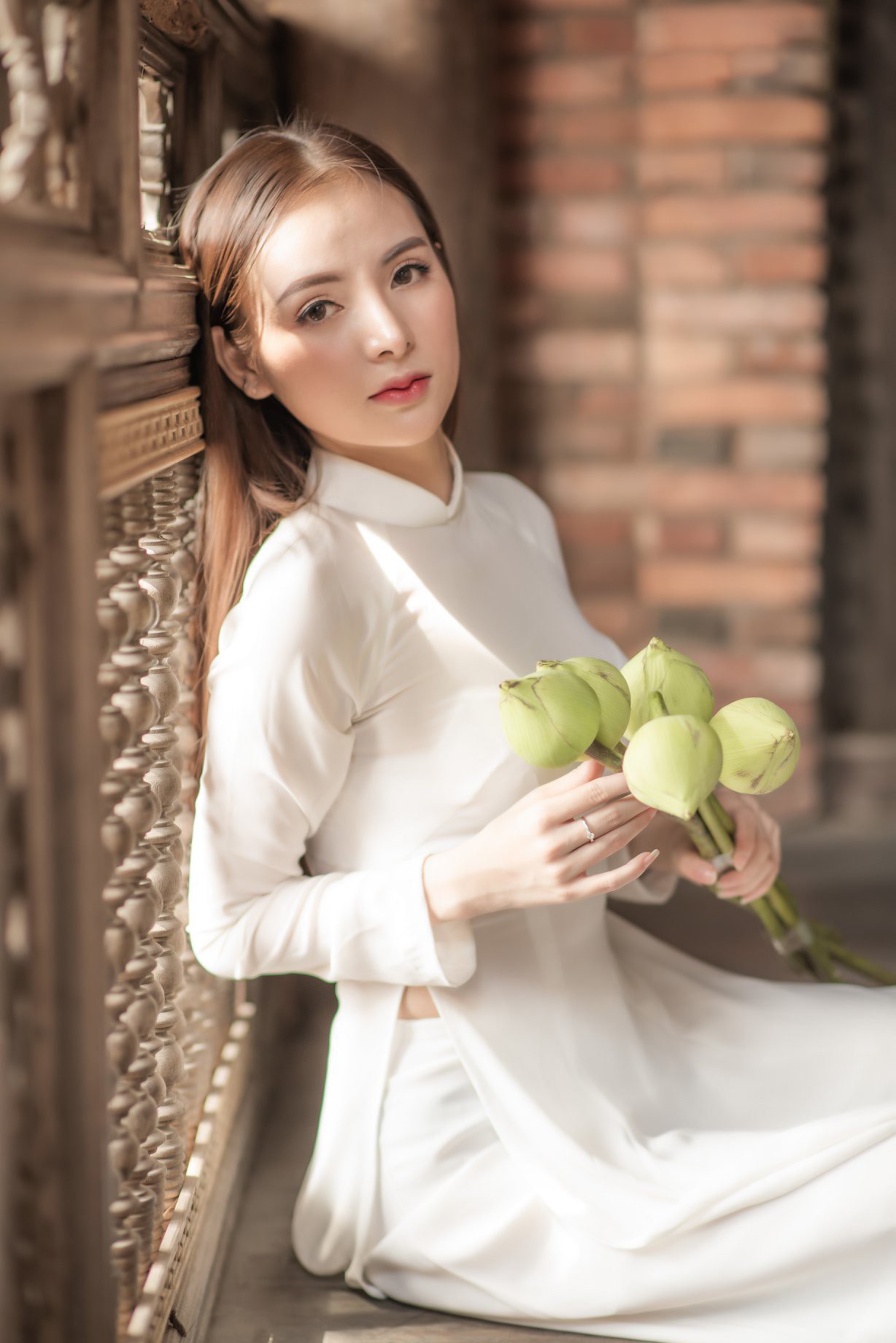 Đến với hình ảnh áo dài trắng, bạn sẽ cảm nhận được vẻ đẹp tinh khôi và thanh thoát của trang phục truyền thống Việt Nam. Áo dài trắng mang đến cho người mặc sự tinh tế, trang nhã và vô cùng sang trọng. Hãy khám phá sự trầm tư và duyên dáng của áo dài trắng qua hình ảnh đang chờ đón bạn.