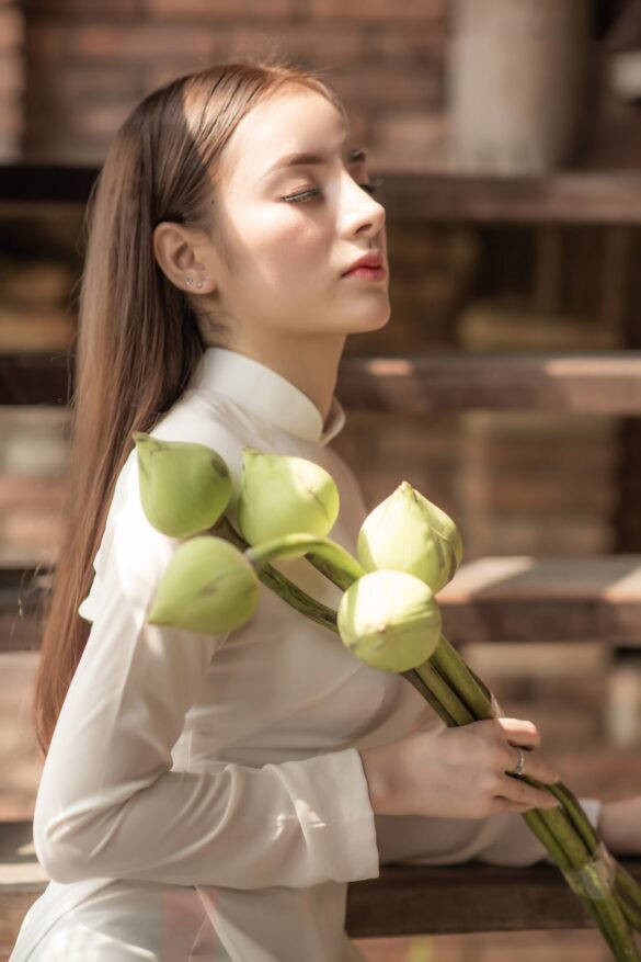 Ảnh con gái Việt mặc áo dài trắng và hoa sen đẹp
