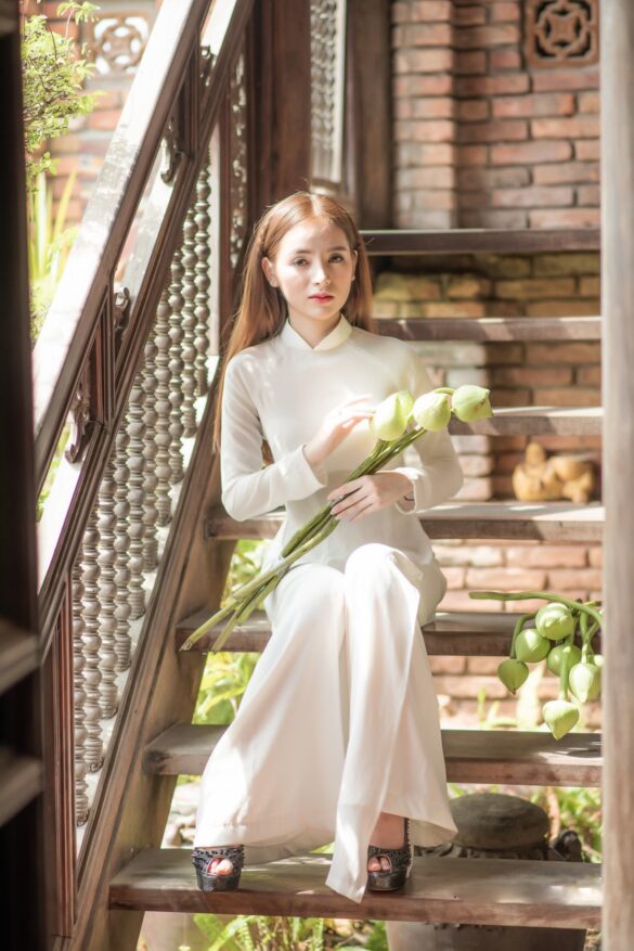 Áo dài trắng hoa sen đẹp