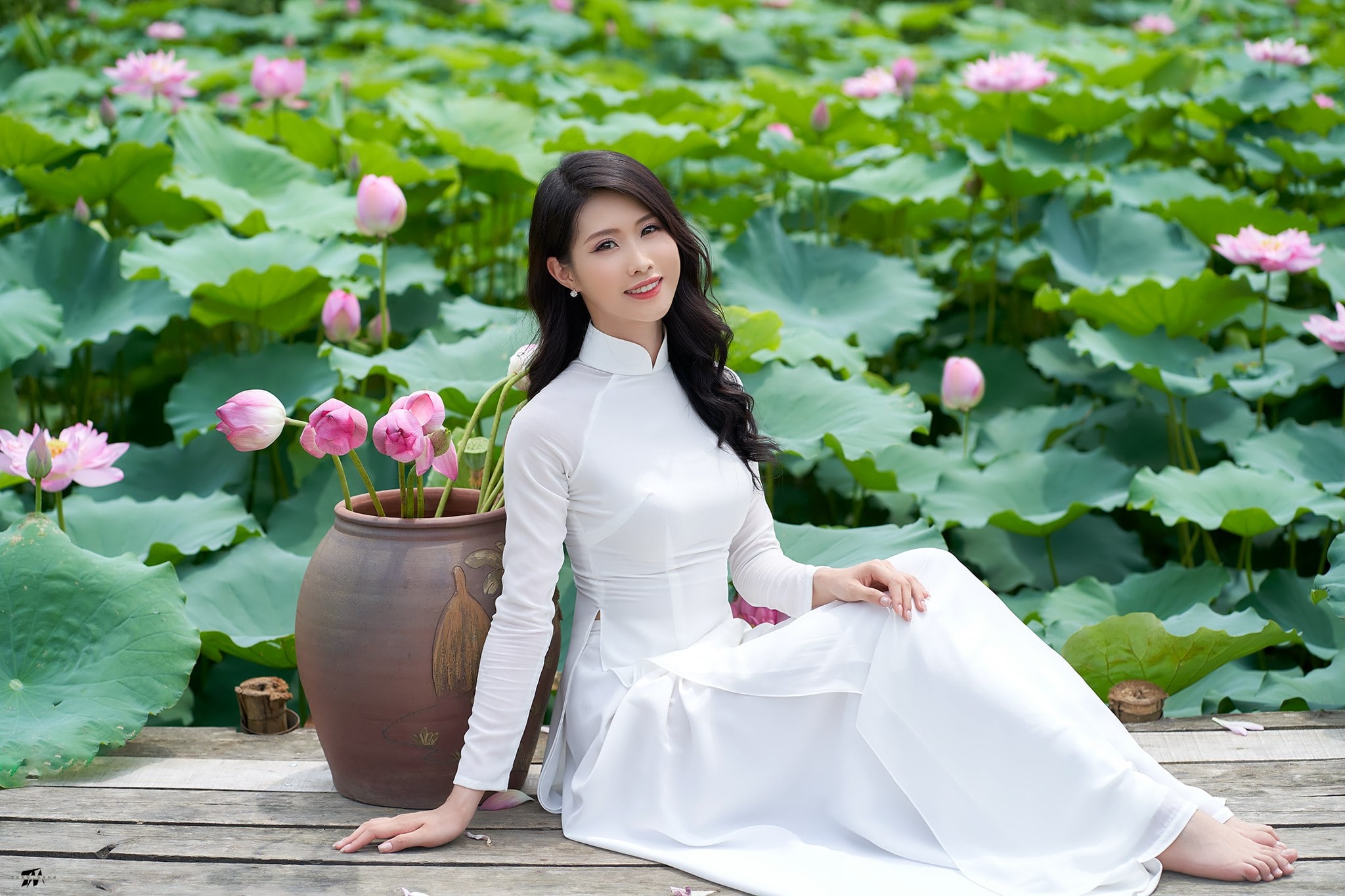 Áo dài hoa sen là một trong những trang phục đẹp và truyền thống nhất của Việt Nam. Hãy xem bức ảnh này để chiêm ngưỡng sự đẹp và độc đáo của áo dài hoa sen và cảm nhận được sức hút của trang phục này.