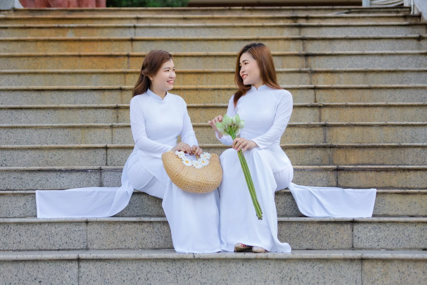 #35 Cách tạo dáng chụp ảnh áo dài ở chùa đẹp, thanh lịch 9 Chụp ảnh áo dài đẹp