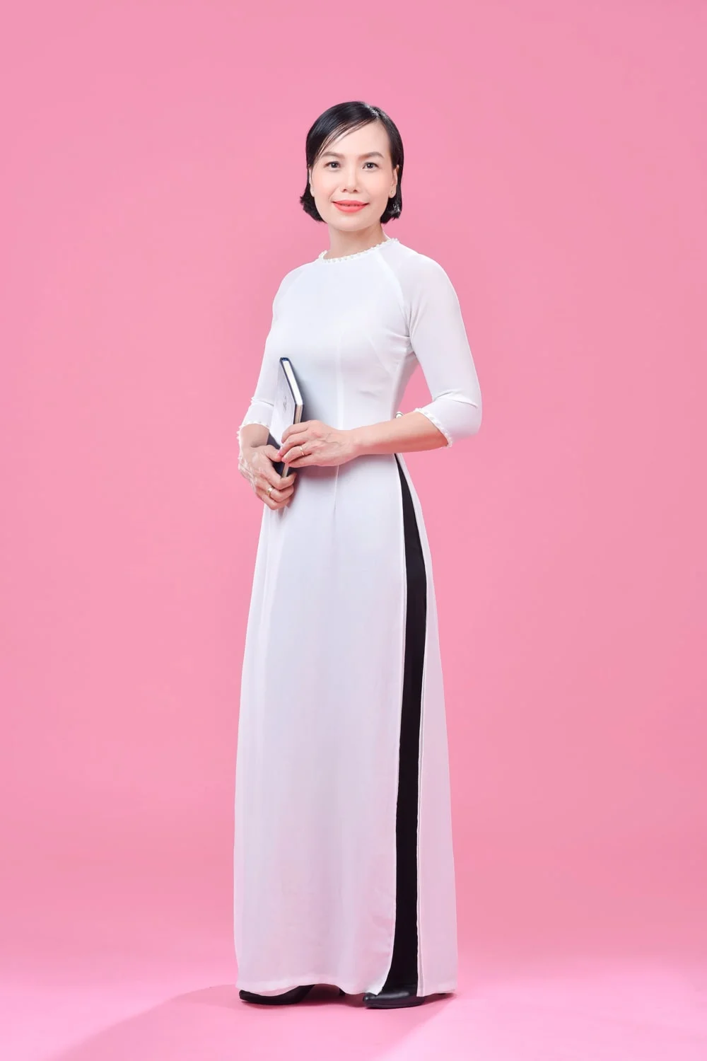 Anh ao dai trong studio 8 min