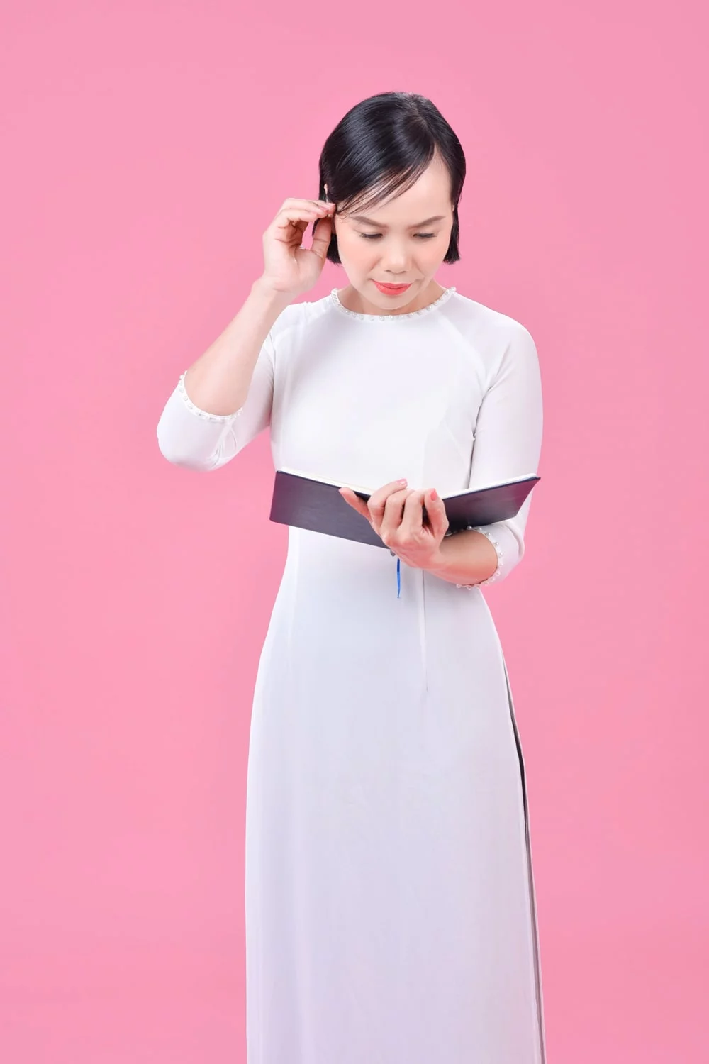 Anh ao dai trong studio 9 min