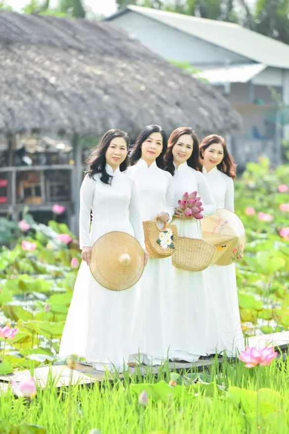 Chụp ảnh nhóm áo dài hoa sen đẹp