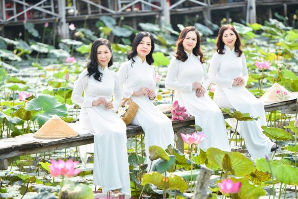 Chụp ảnh nhóm áo dài với hoa sen đẹp