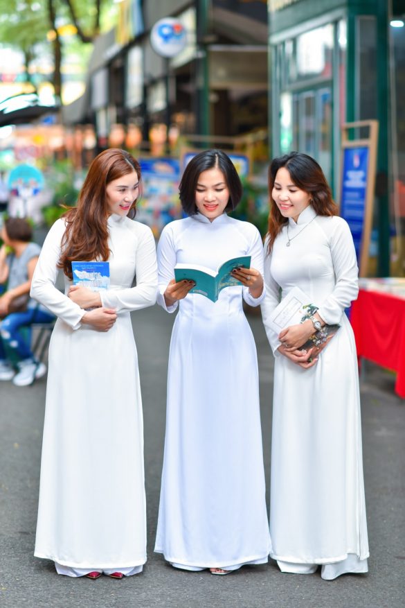 Chụp ảnh áo dài Việt Nam đường sách