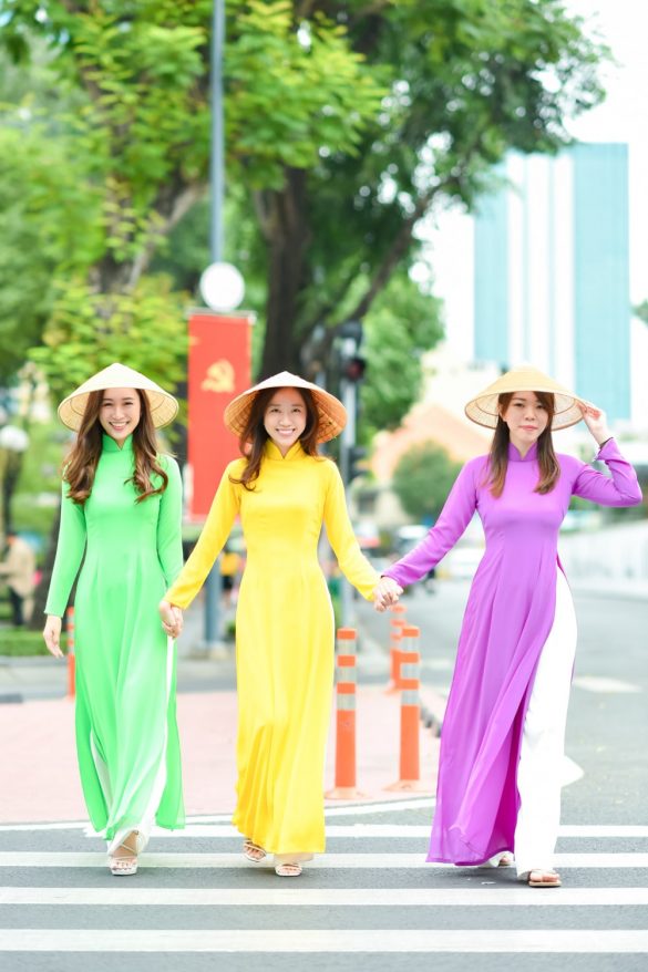 Chụp ảnh áo dài Việt Nam đường phố