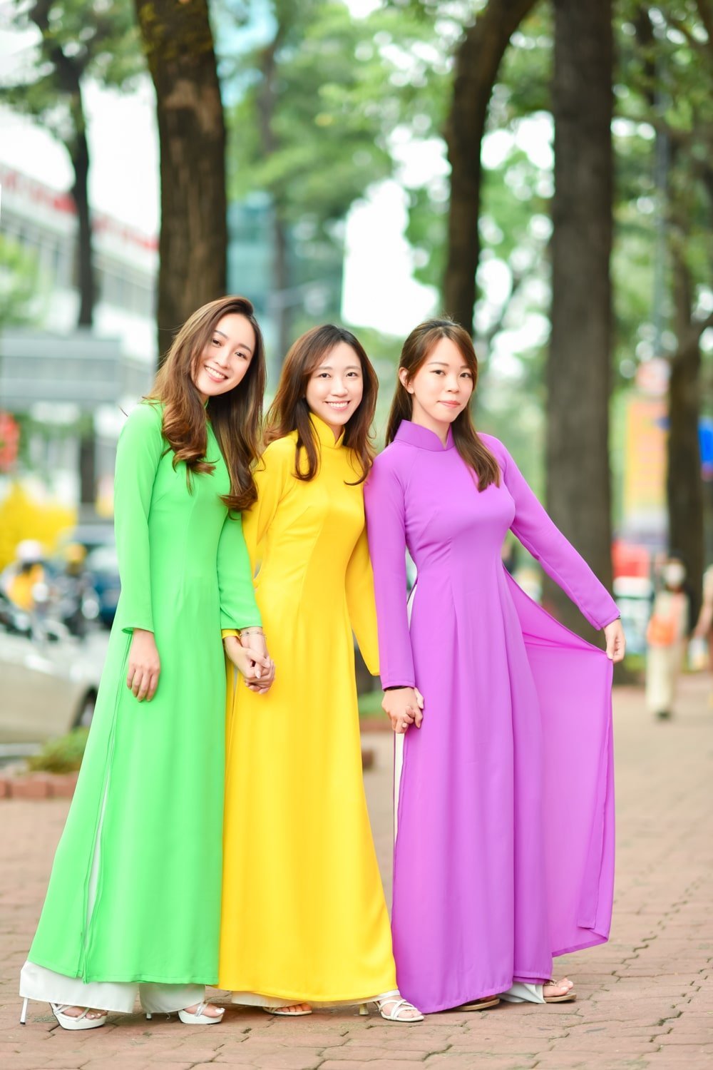 Chụp ảnh nhóm áo dài Việt Nam đường phố