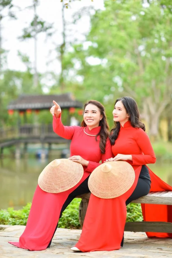 Chụp áo dài với bạn thân