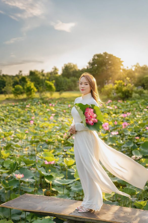 Anh ao dai hoa sen (1) Anh ao dai hoa sen 1