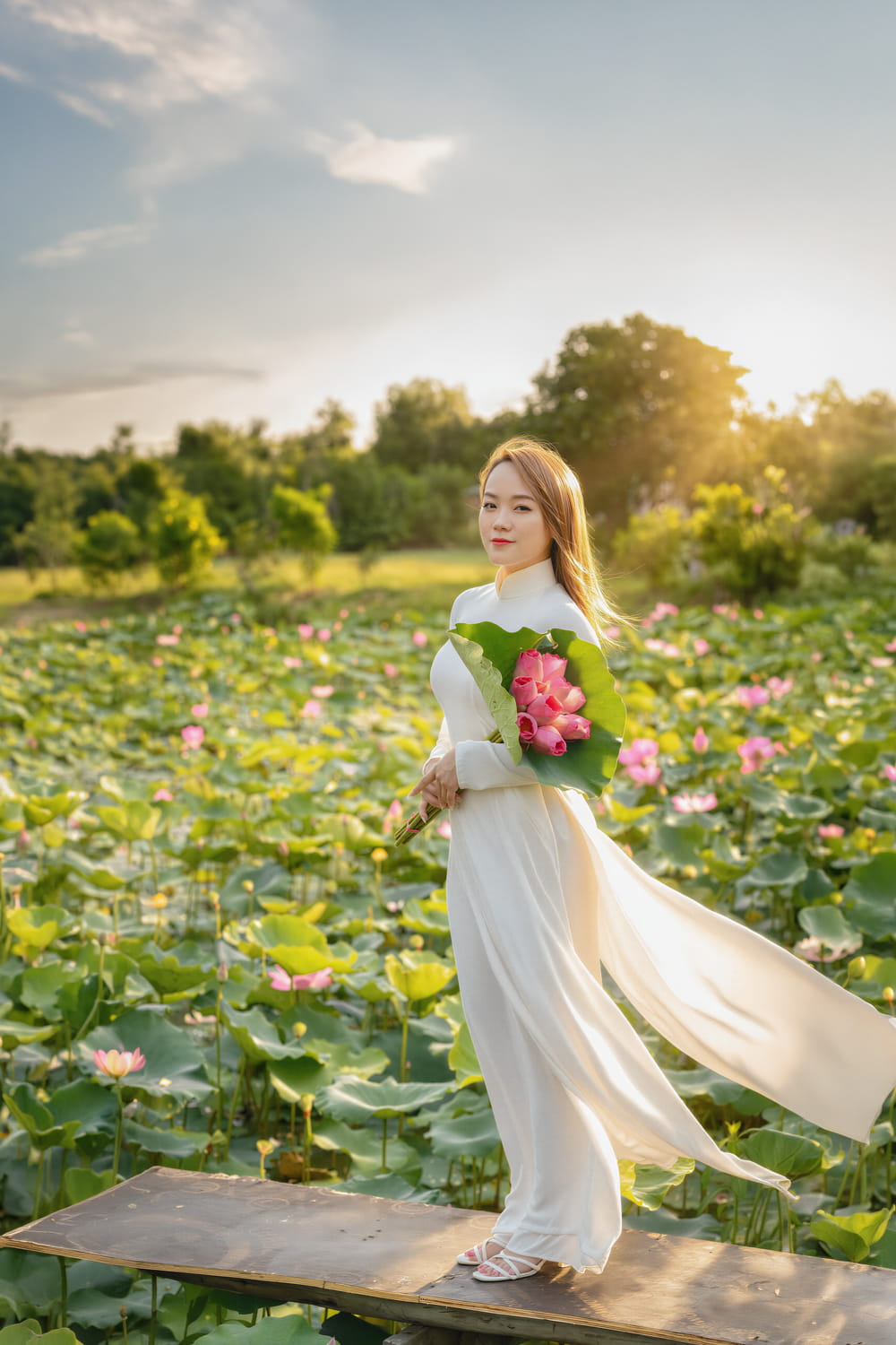 Chụp Áo Dài Bình Minh – Lưu Giữ Vẻ Đẹp Tinh Khôi Trong Ánh Nắng Ban Mai 4 Anh ao dai hoa sen 1