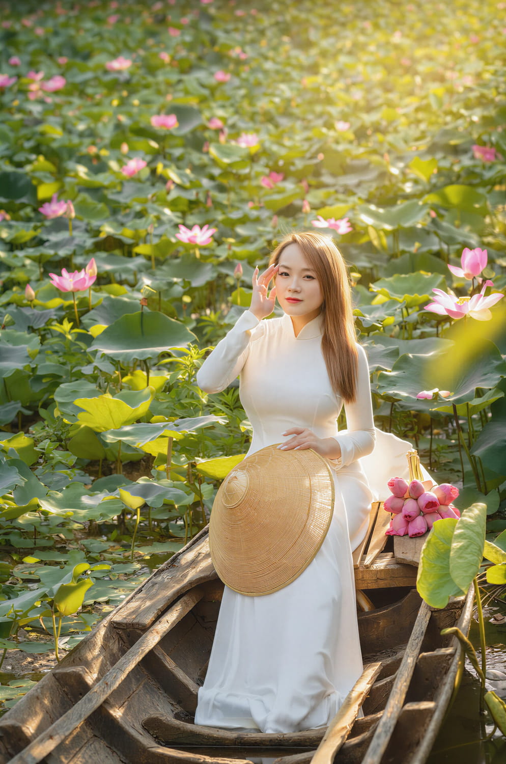 Chụp Áo Dài Bình Minh – Lưu Giữ Vẻ Đẹp Tinh Khôi Trong Ánh Nắng Ban Mai 5 Anh ao dai hoa sen 4