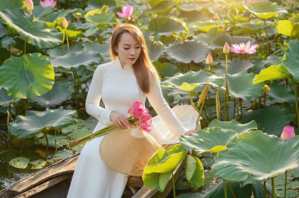 Anh ao dai hoa sen (5) Anh ao dai hoa sen 5