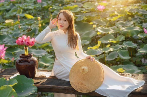 Anh ao dai hoa sen (6) Ảnh áo dài hoa sen đẹp