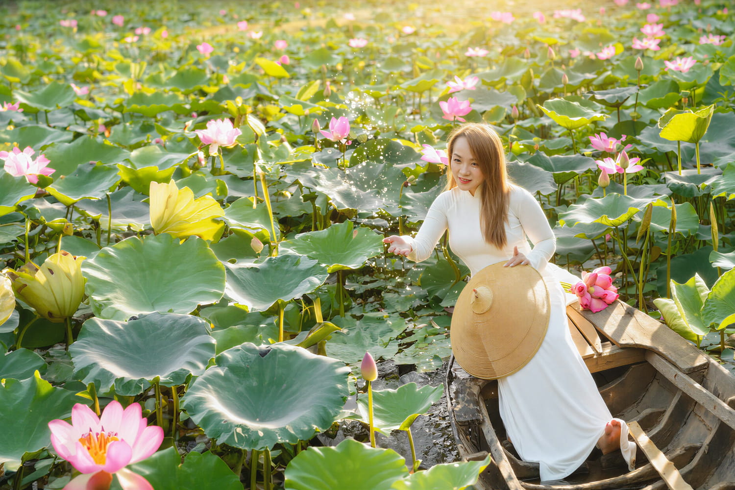 Chụp Áo Dài Bình Minh – Lưu Giữ Vẻ Đẹp Tinh Khôi Trong Ánh Nắng Ban Mai 2 Anh ao dai hoa sen 7
