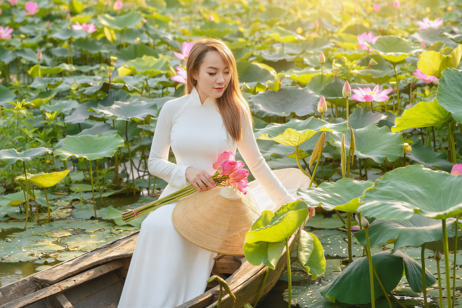 Chụp Áo Dài Bình Minh – Lưu Giữ Vẻ Đẹp Tinh Khôi Trong Ánh Nắng Ban Mai 3 Anh ao dai hoa sen 8