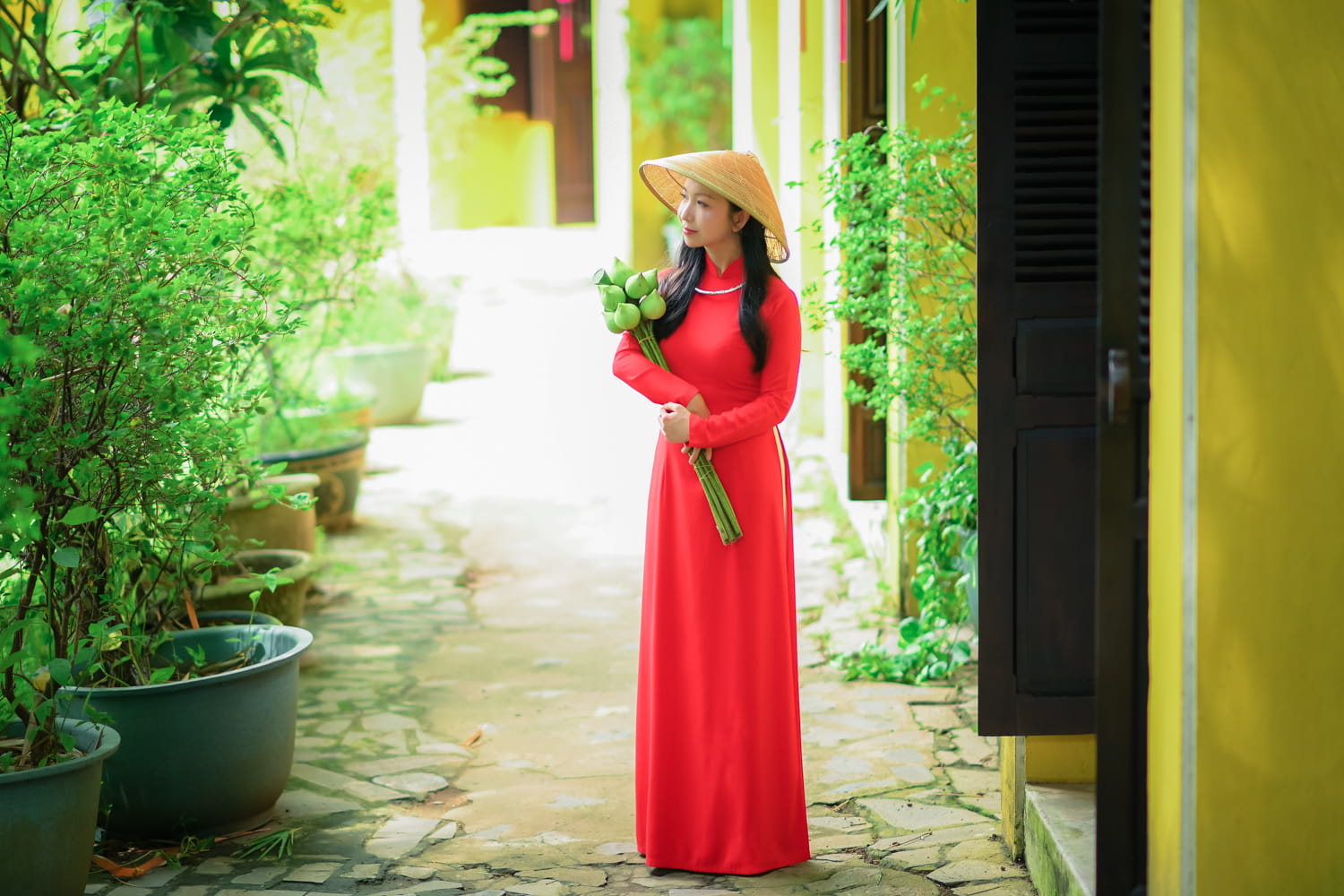 Ảnh áo dài chụp với hoa sen trắng đẹp nhẹ nhàng