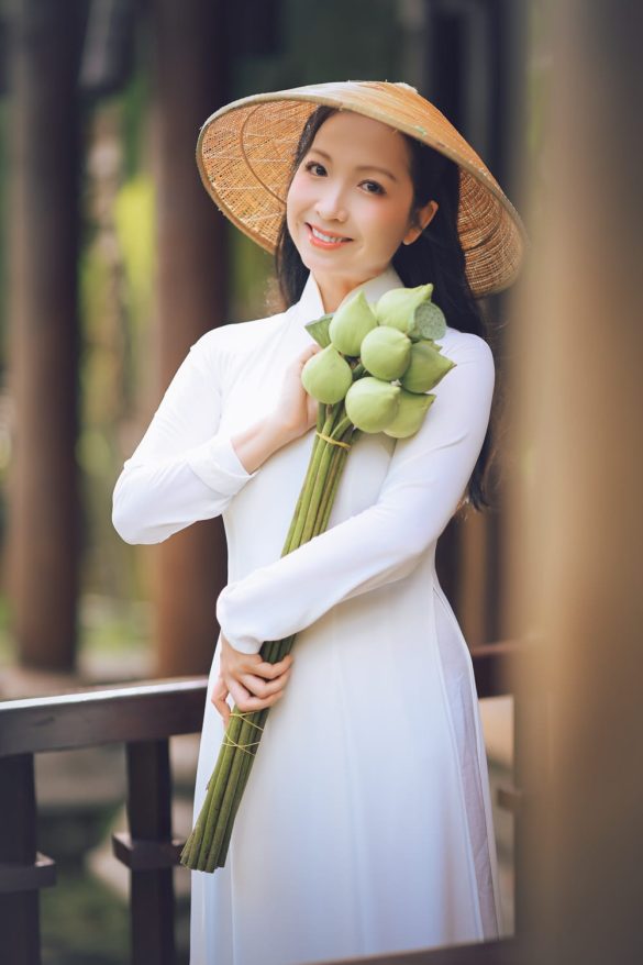 Ảnh áo dài chụp với hoa sen trắng đẹp nhẹ nhàng